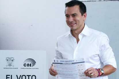 El presidente Daniel Noboa en las votaciones en Olón.