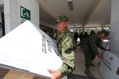 Soldados ecuatorianos mientras desplegaban material logístico para la realización de las votaciones del referéndum y consulta popular.
