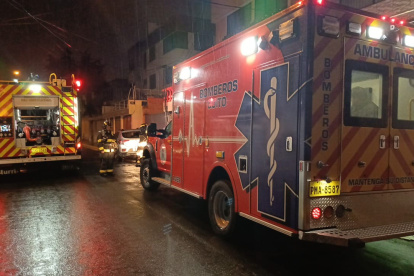 Personal del Cuerpo de Bomberos acudió al sitio para atender la emergencia.