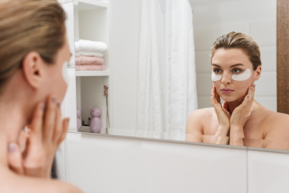 La vaselina es el truco que se necesita para borrar las bolsas de los ojos temporalmente
