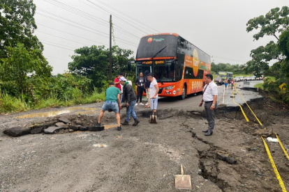 Personal de la Policía Nacional se encuentra en el lugar, realizando labores de control del tráfico.