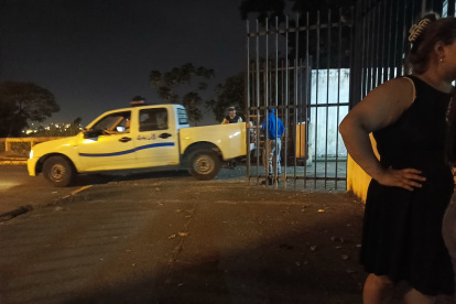 La Policía dijo que la escena del crimen había sido alterada por los familiares de las víctimas.