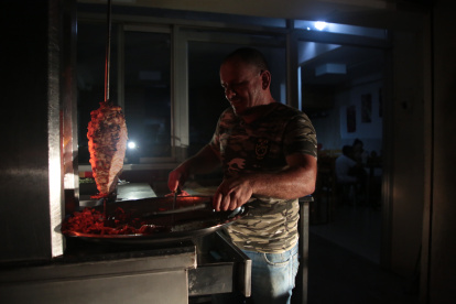 Imaginación. Los comerciantes han tenido que ingeniárselas para seguir vendiendo sus productos. Unos invierten en generadores, otros en focos de emergencia y hasta los faros de los autos suman.
