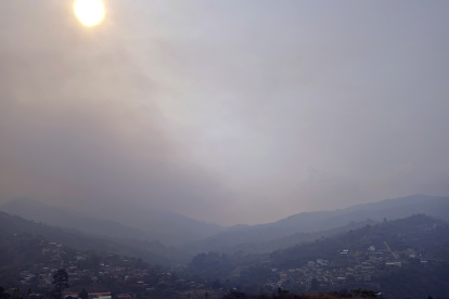 Una capa de humo causada por incendios forestales este 22 de abril en un sector de Tegucigalpa (Honduras)