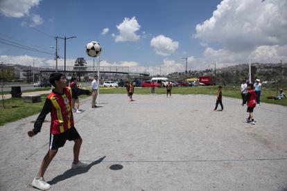 Los alumnos de la escuela de ecuavóley de Pomasqui demostraron sus habilidades en este tradicional deporte.
