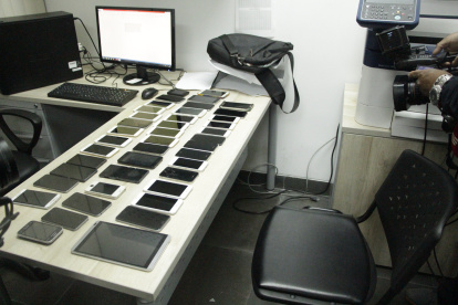 Control.- Un grupo de celulares robados y recuperados.