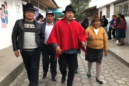 Iza esperó los resultados de la consulta popular en la sede del Movimiento Indígena y Campesino de Cotopaxi (MICC).
