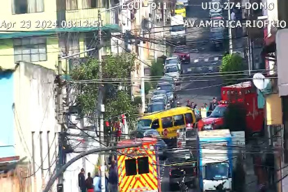 La furgoneta escolar quedó detrás del auto, luego del choque. Foto: Cortesía ECU 911