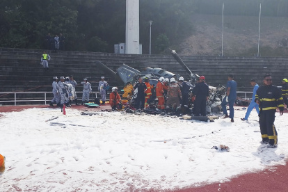 Los equipos de emergencia de Malasia tratan de recuperar los cadáveres de los fallecidos a raíz del accidente de dos helicópteros de la Marina.