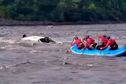 Una camioneta fue arrastrada por la corriente del río Upano cuando transitaba por el puente San Juan y este cayera al afluente.