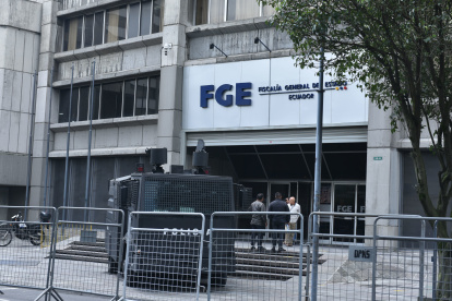 Vehículos blindados y agentes de la Policía resguardan el edificio de la Fiscalía en Quito.