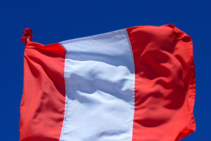 Imagen referencial de la bandera peruana