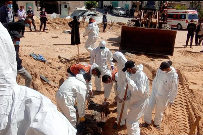 Los equipos médicos y de rescate han recuperado los cuerpos de al menos 50 personas enterradas en una fosa común en el hospital Naser de Jan Yunis