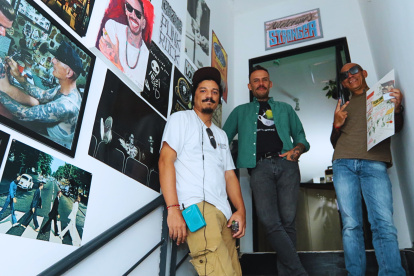 El comunicador Jimmy Sáenz de Viteri, junto al artista Chimo Solórzano y el productor Jaime Carrillo en Love Tattoo, sede del Record Store Day Ecuador 2024.