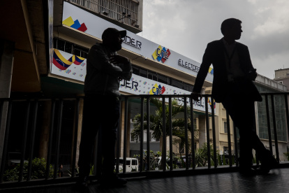 Periodistas permanecen en las inmediaciones de la sede principal del Consejo Nacional Electoral este 23 de abril de 2024, en Caracas (Venezuela).