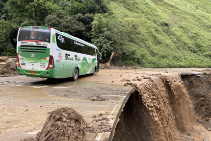 Vía Pallatanga-Cumandá. Al menos cuatro tramos de esta ruta, que enlaza ambos territorios, se han visto afectados por el daño.