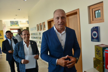 El exárbitro argentino Néstor Pitana (d) asumió la presidencia de la Comisión Nacional de Arbitraje el 27 de febrero