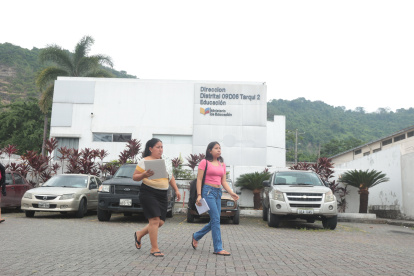 Una madre de familia y su hija acuden a un distrito educativo en Guayaquil para tramitar un traslado, este martes 23 de abril. Los apagones también afectan este trámite que es en línea.