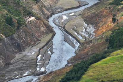 Fotografía del pasado 18 de abril del embalse Mazar, en la provincia del Azuay (Ecuador)