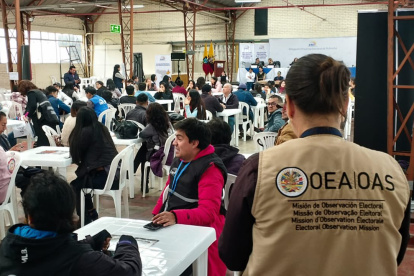 15 observadores internacionales de la OEA siguieron de cerca el proceso electoral de la consulta popular y refréndum en Ecuador.