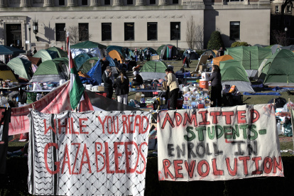 Unas kufías donde se lee "Mientras lees Gaza Sangra" y "Estudiantes admitidos en revolución" son puestas frente al campamento de los estudiantes que se manifiestan a favor de Palestina.