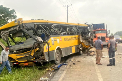 En la vía a Naranjal así quedó uno de los buses involucrados en un accidente de tránsito este 24 de abril.