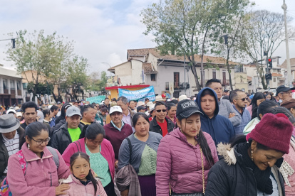 Decenas de comuneros de las zonas rurales de Azuay marcharon en contra de la actividad minera en las zonas de recarga hídrica de los ríos de la provincia.