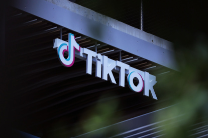 El logo de TikTok en Los Ángeles
