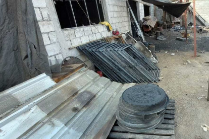 Las tapas metálicas estaban apiladas en el predio.