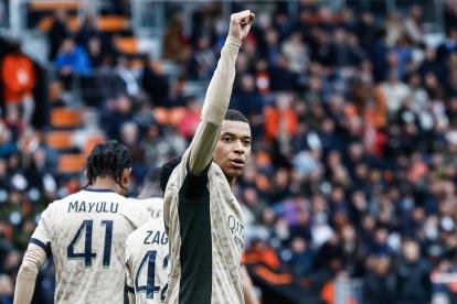 Kylian Mbappe celebra uno de sus goles con PSG en la victoria ante Lorient