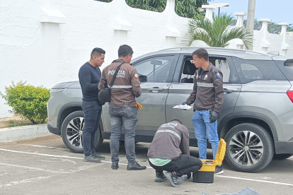 Este 24 de abril, el vehículo en el que se moviliza el gobernador de Santa Elena fue abierto por asaltantes, que le robaron equipos tecnológicos.