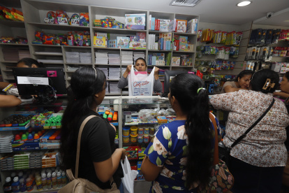 Compra. Padres de familia recorren varios locales del centro de la urbe para encontrar útiles al mejor precio.