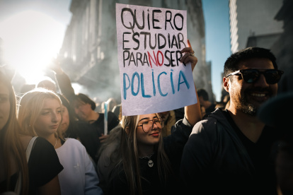 Manifestantes participan en una movilización del sector educativo contra el gobierno del presidente Javier Milei en Buenos Aires (Argentina).