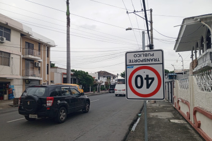 Así se encuentra la señal en la acera de la avenida Central.