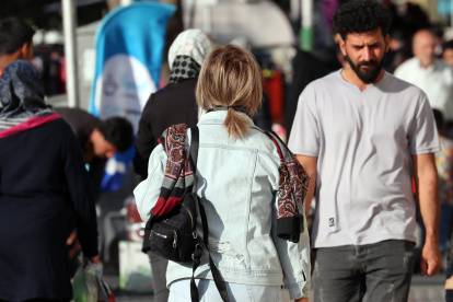 Teherán. Una iraní transita sin velo por una de las calles de esta capital.