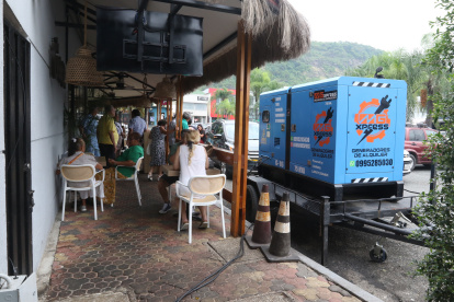 Servicio. Varios negocios han alquilado generadores eléctricos para continuar con sus operaciones habituales.