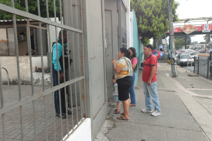 Padres de familia piden información sobre el proceso de matriculación y traslados de alumnos en un distrito educativo de Guayaquil.