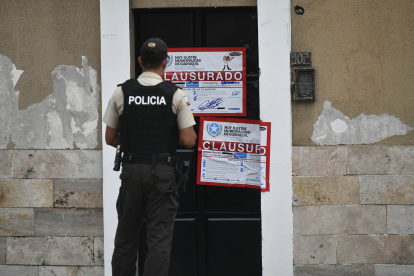 Hecho. Sellos de clausura se colocaron en el espacio.