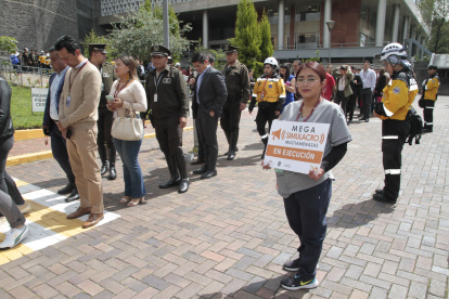 Funcionarios y legisladores evacuaron la Asamblea Nacional, durante un simulacro.