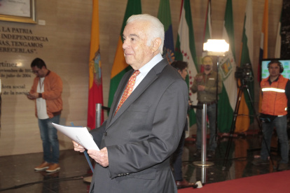 El exministro Santos Alvite llegó a la Asamblea, antes de instalarse la sesión que tratará el juicio político en su contra por la crisis de energía.