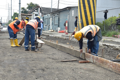Obreros del Municipio iniciaron trabajos de reparación en una de las calles de La Pradera 2.