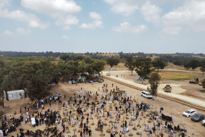 Rishpon. Familiares visitan el sitio conmemorativo de las víctimas asesinadas durante el festival de música Nova.