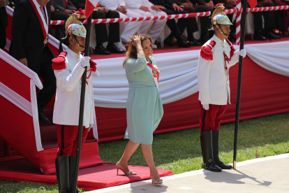 La presidenta del Perú Dina Boluarte, asiste a la ceremonia del 27 aniversario del operativo de rescate Chavín de Huántar, el lunes 22 de abril de 2024 en Lima.