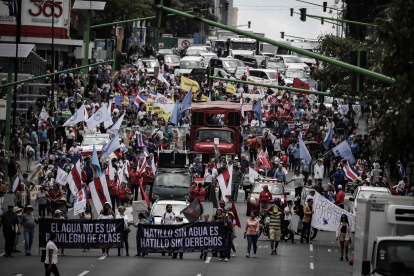 Integrantes de grupos sindicales y sociales protestan contra las políticas "neoliberales" del Gobierno del presidente Rodrigo Chaves y por la falta de acceso al agua potable, en San José.