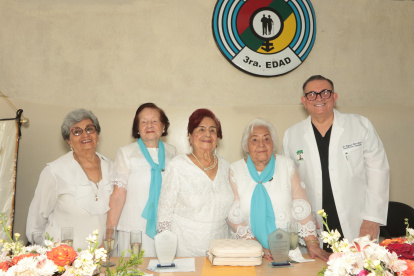 Sara de Aguirre, Violeta de Del Pino, Norka de Gómez, María Tandayamo y Miguel Mite.