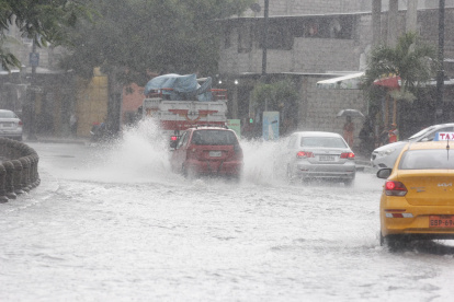 La av. Barcelona quedó completamente inundada previo al partido.