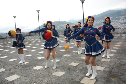 Las bastoneras de Educando Ecuador ensayan en la terraza de la Casa Somos La Tola.
