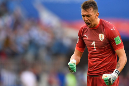 El experimentado portero uruguayo Fernando Muslera le dijo adiós a su selección