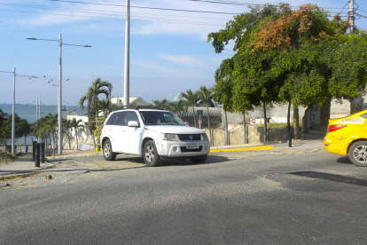 Daño. La vía que conduce al malecón de La Libertad presenta baches enormes que dificultan la circulación y han generado una serie de reclamos por parte de los visitantes que acuden al sitio.