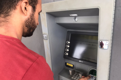 Servicios. Con una cuenta bancaria las personas acceden a una tarjeta y al retiro de dinero por cajeros.